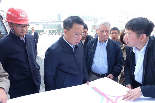 南昌市委副书记、市长刘建洋视察洪都大路急剧化刷新工程